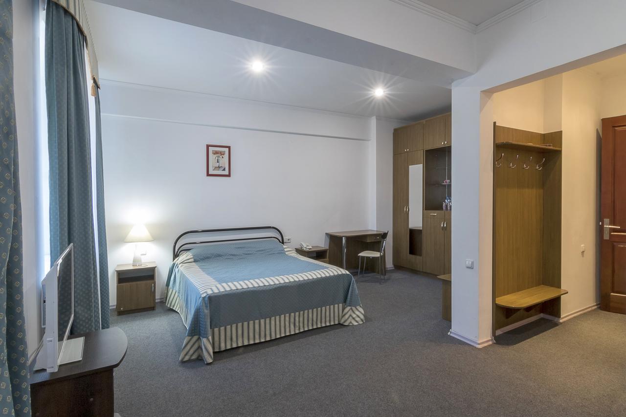 Centralny Hotel Кривой Рог Экстерьер фото